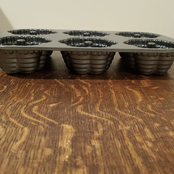 Nordic Ware Bundt Festival 12 Mini Cakelet Baking Pan - Picture 2 of 8